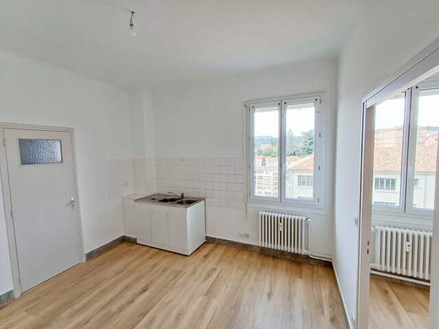 AUBENAS CENTRE - APPARTEMENT 2 PIECES 27m2 ASCENSEUR — photo du bien