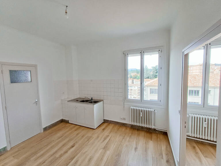 AUBENAS CENTRE - APPARTEMENT 2 PIECES 27m2 ASCENSEUR — photo 1