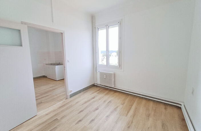 AUBENAS CENTRE - APPARTEMENT 2 PIECES 27m2 ASCENSEUR — photo 3