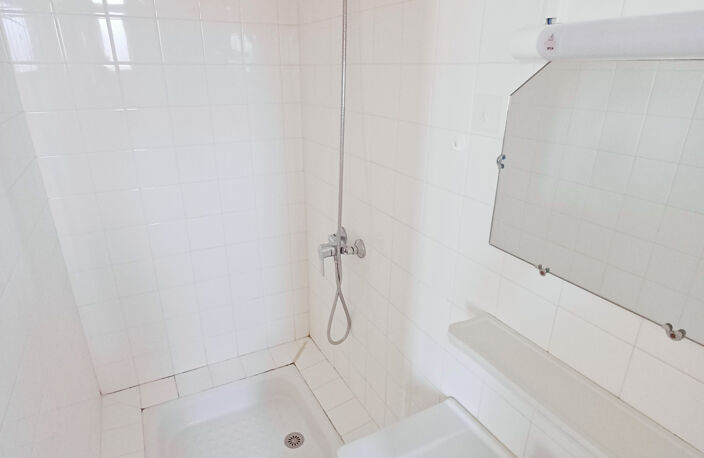 AUBENAS CENTRE - APPARTEMENT 2 PIECES 27m2 ASCENSEUR — photo 5