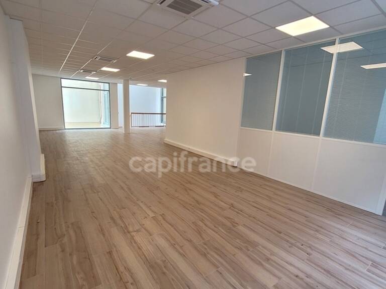 Dpt Paris (75), à vendre PARIS 15EME ARRONDISSEMENT Local commercial 200 m² — photo 1
