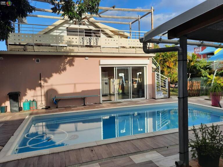 En vente sur Saint Suzanne villa F8 DE 246m² sur terrain 983m² — photo 1
