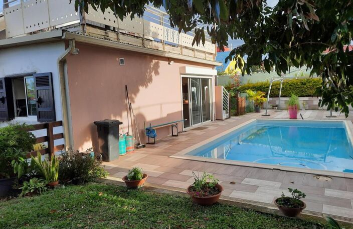 En vente sur Saint Suzanne villa F8 DE 246m² sur terrain 983m² — photo 2