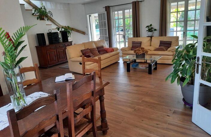 En vente sur Saint Suzanne villa F8 DE 246m² sur terrain 983m² — photo 4