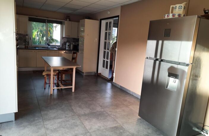 En vente sur Saint Suzanne villa F8 DE 246m² sur terrain 983m² — photo 5