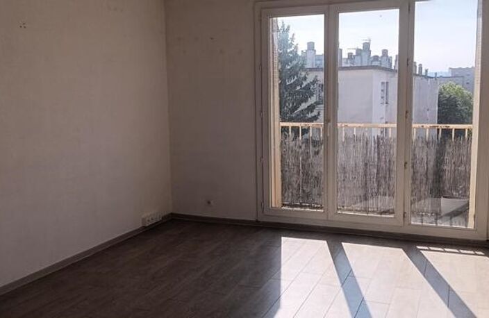 Vente appartement 4 pièces 65 m² Saint-Priest (69800) — photo 2