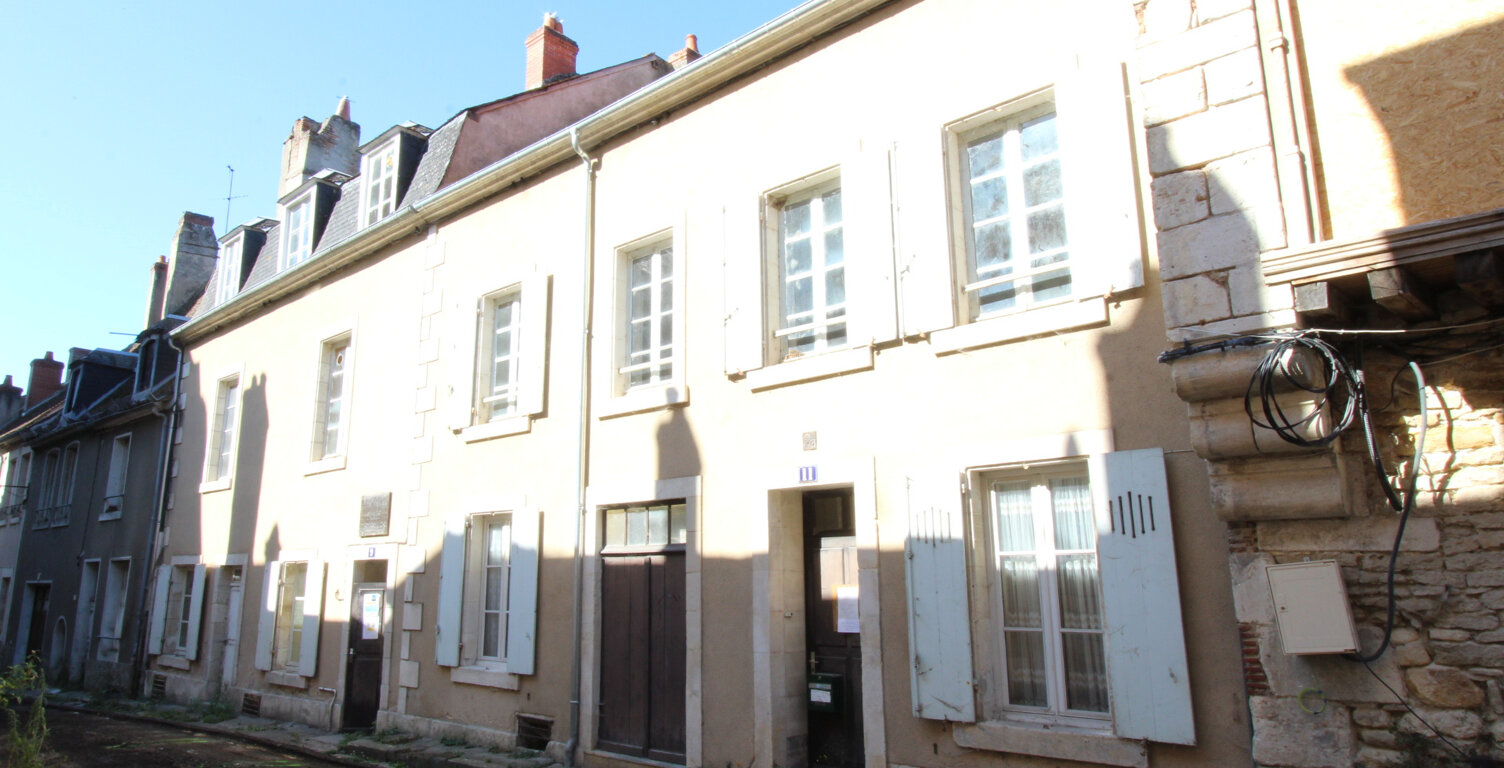La Charité sur Loire, immeuble centre historique 8 pièces et — photo 1