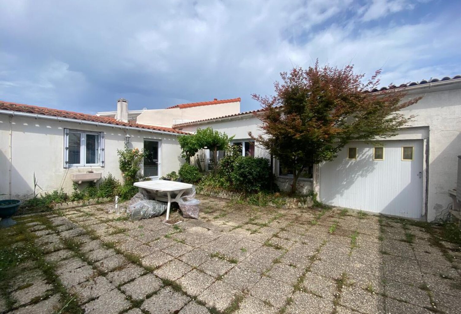 Maison À Vendre . avec rénovation à prévoir .possibilité de division car double accès parcellaire  .possibilité de constructions neuves — photo 1