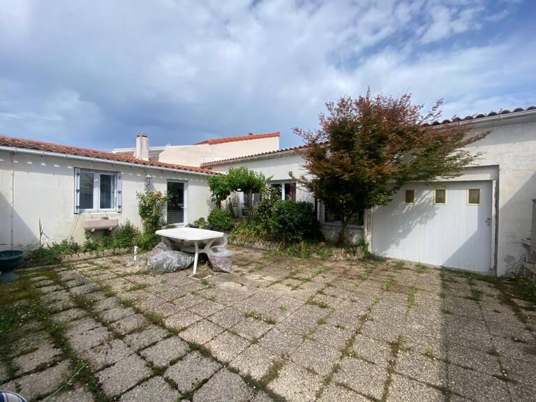 Maison À Vendre . avec rénovation à prévoir .possibilité de division car double accès parcellaire  .possibilité de constructions neuves — photo 1