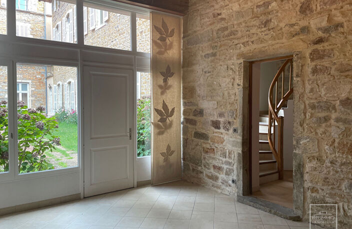 CHASSELAY - Maison Appartement 9 Pièces de 231 m² avec terrain privatif attenant — photo 5