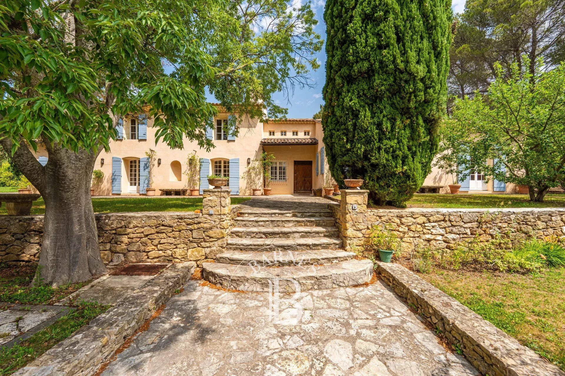 Villa / Maison  T9 à vendre Aix-en-Provence 13100