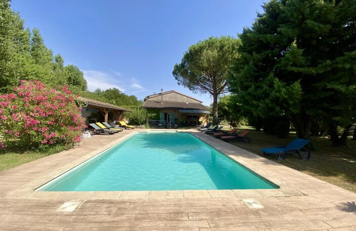 Villefranche, bâtisse de caractère avec chambres d'hôtes, dépendances, jardin et piscine — photo 2