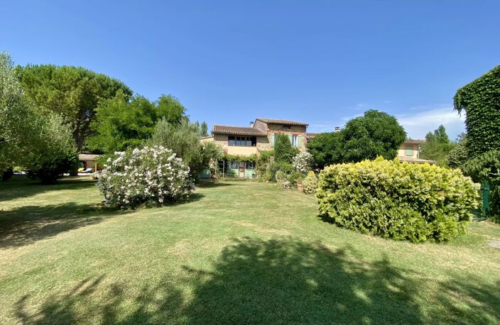 Villefranche, bâtisse de caractère avec chambres d'hôtes, dépendances, jardin et piscine — photo 4