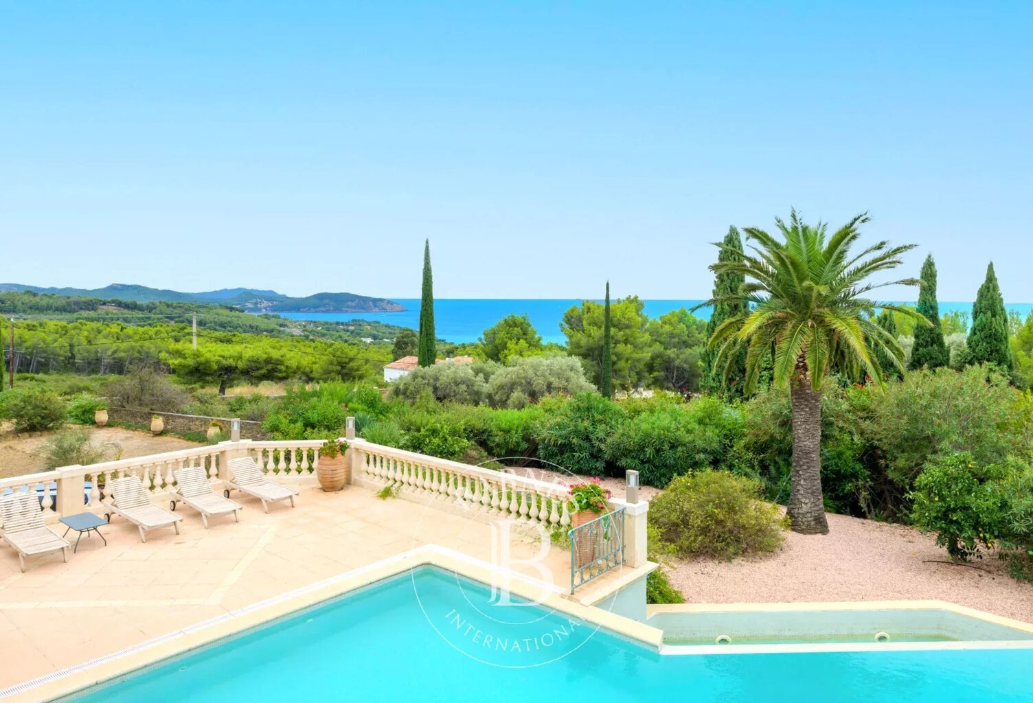 LA CIOTAT - PROPRIÉTÉ À VENDRE - VUE SUR LA MER PANORAMIQUE. — photo 1