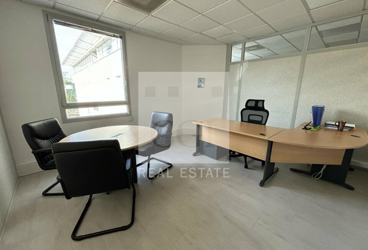 BUREAUX à LOUER — photo 1