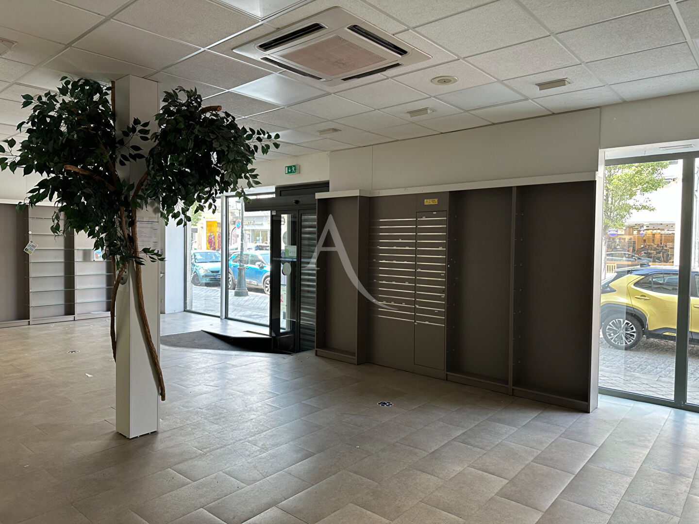 Local commercial  T10 à louer Rochefort 17300