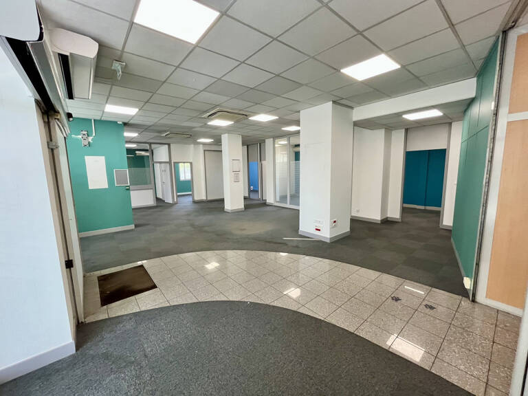 CAMILLE VERNET - LOCAL COMMERCIAL 290 m2 — photo 1