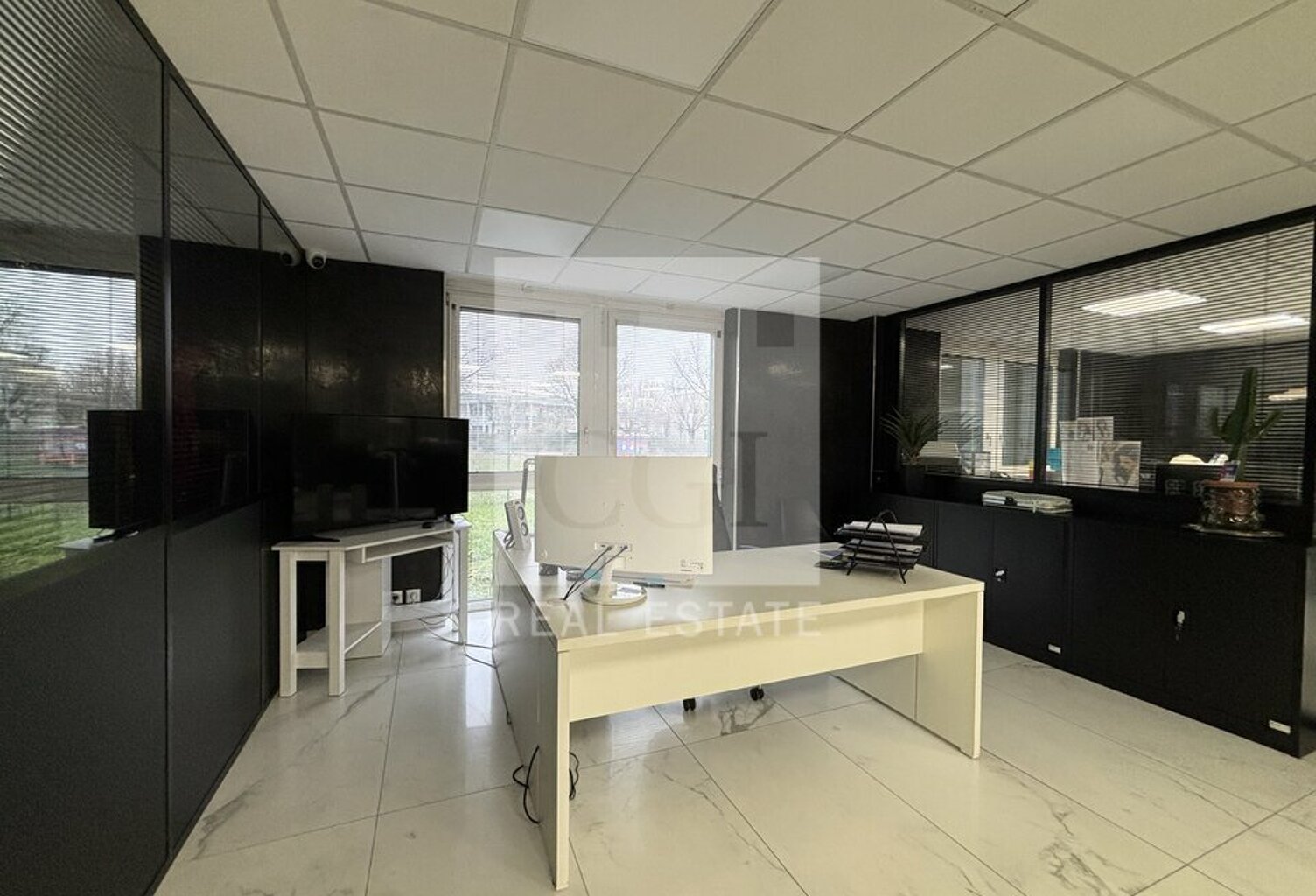 BUREAUX à LOUER — photo 1