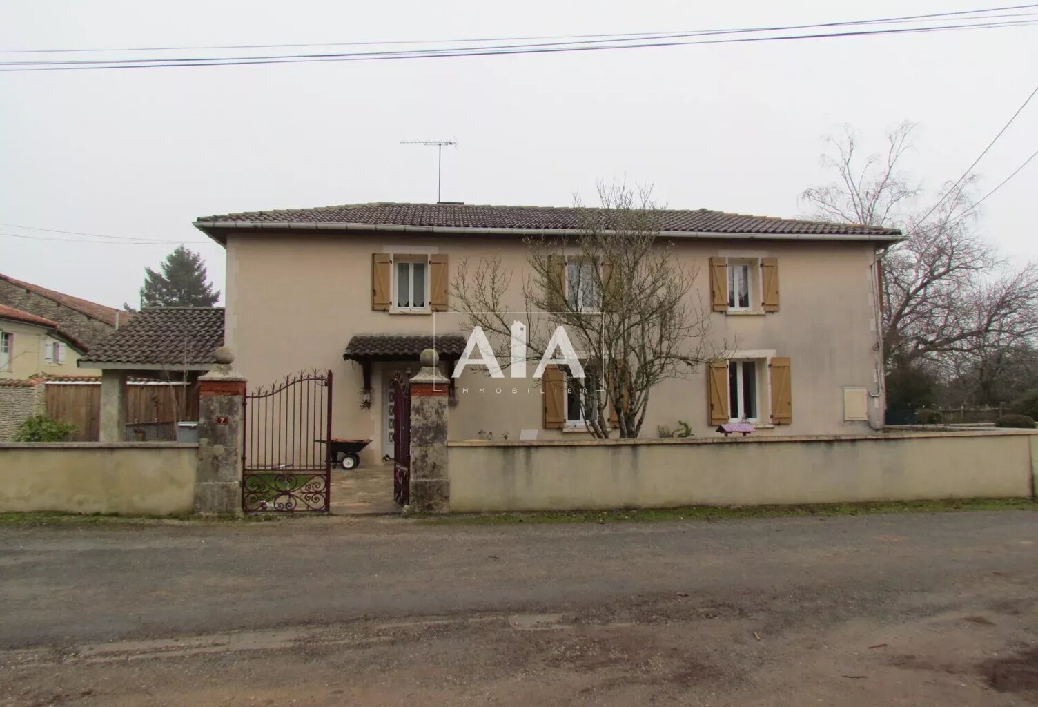 PROCHE DE NANTEUIL EN VALLEE — photo 1