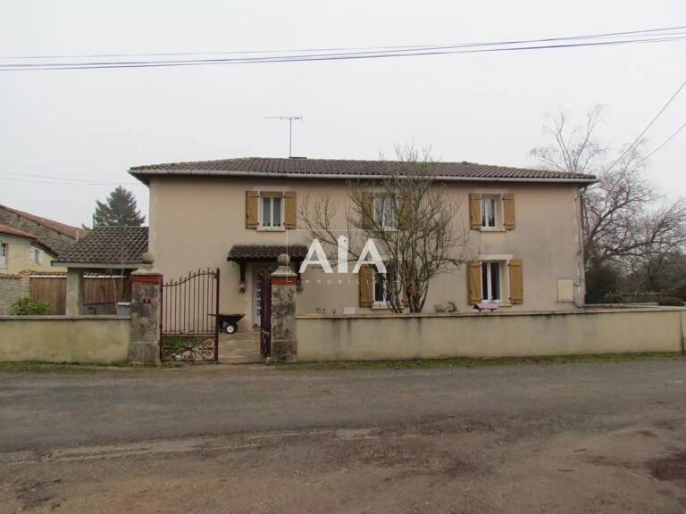 PROCHE DE NANTEUIL EN VALLEE — photo 1