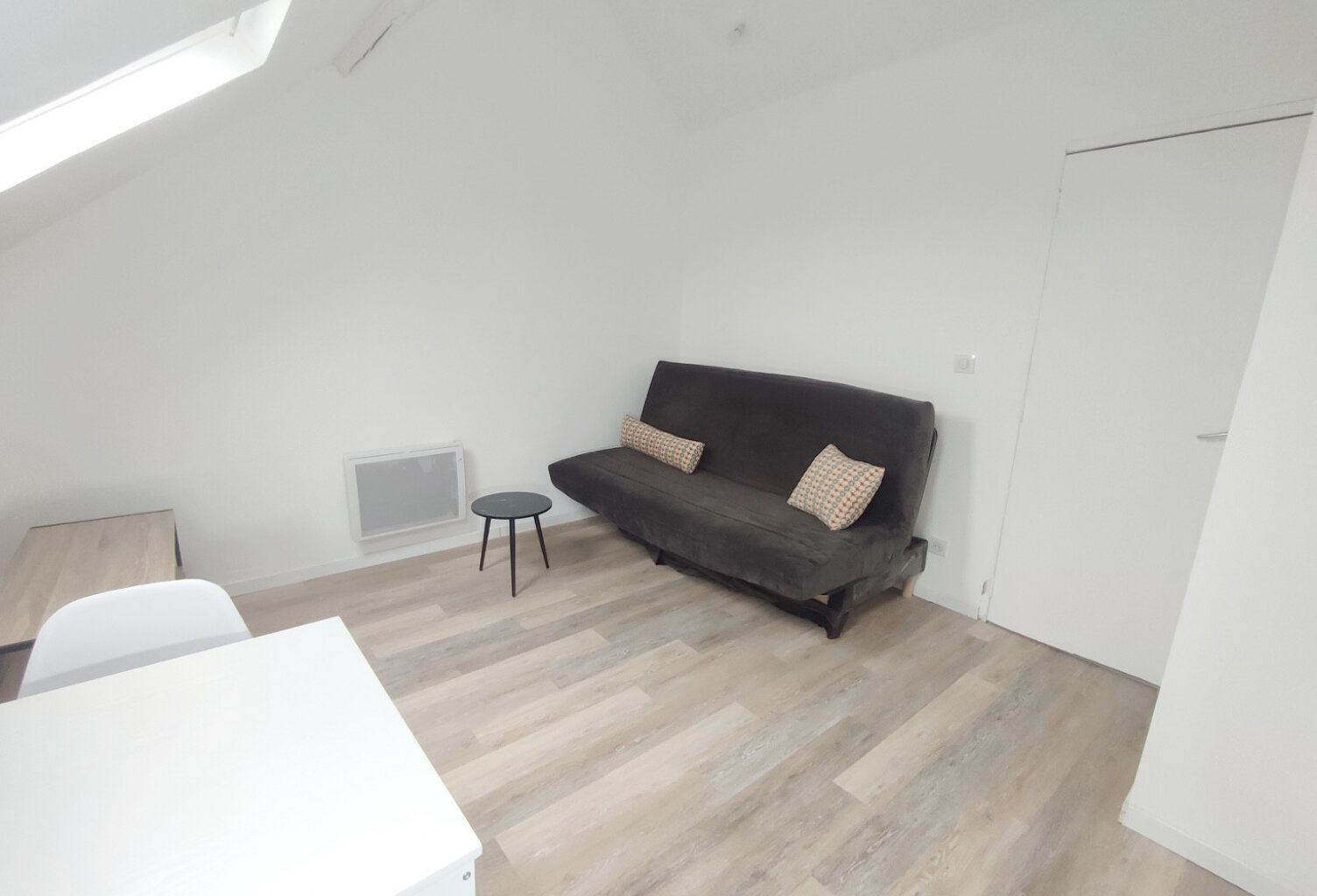 Studio moderne avec cuisine ouverte — photo 1