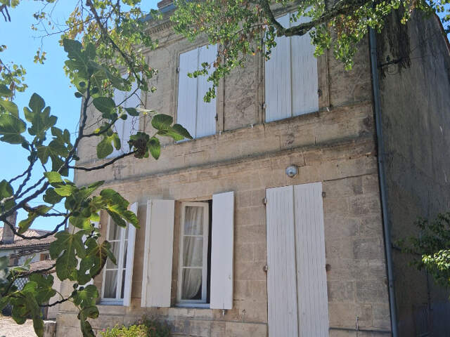 Ensemble de biens avec une piscine — photo du bien
