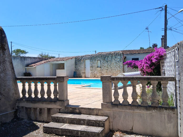 Ensemble de biens avec une piscine — photo 1
