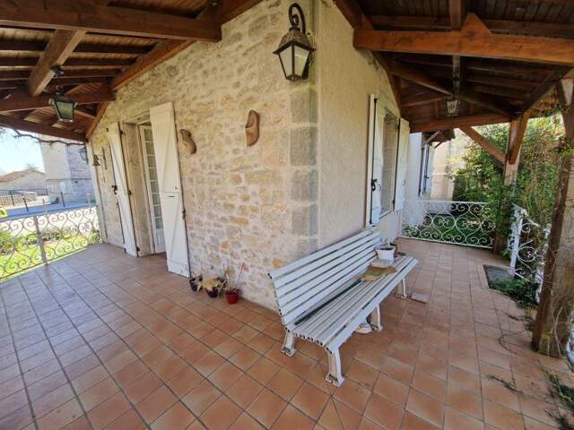 Maison en pierre de 6 pièces principales — photo du bien