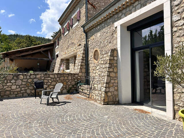 A vendre Mas de caractère entièrement rénové sur Malataverne — photo du bien