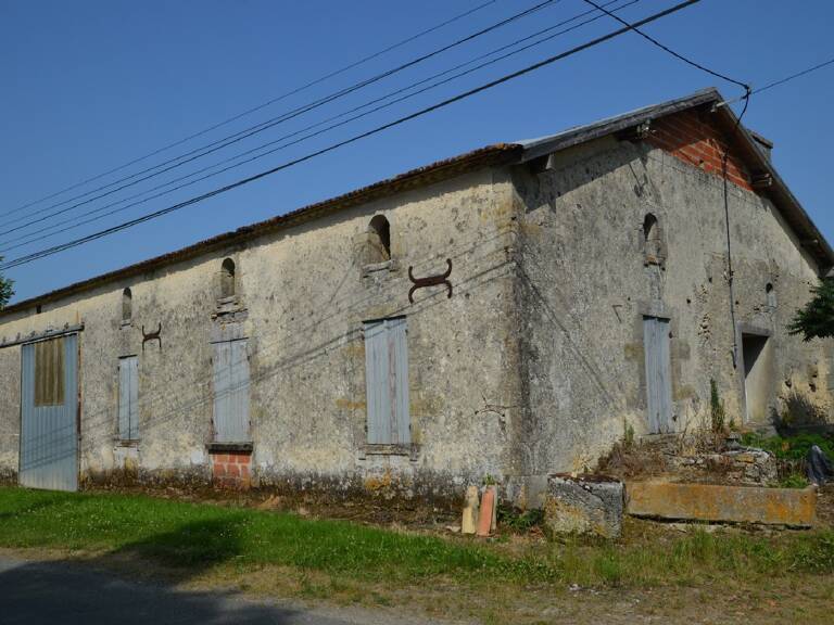 Bâtisse en pierre à rénover — photo 1