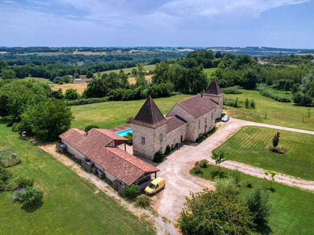 Propriété d'exception en pierre avec vue panoramique avec 3 logements sur 3,3 ha  Proche Agen — photo du bien