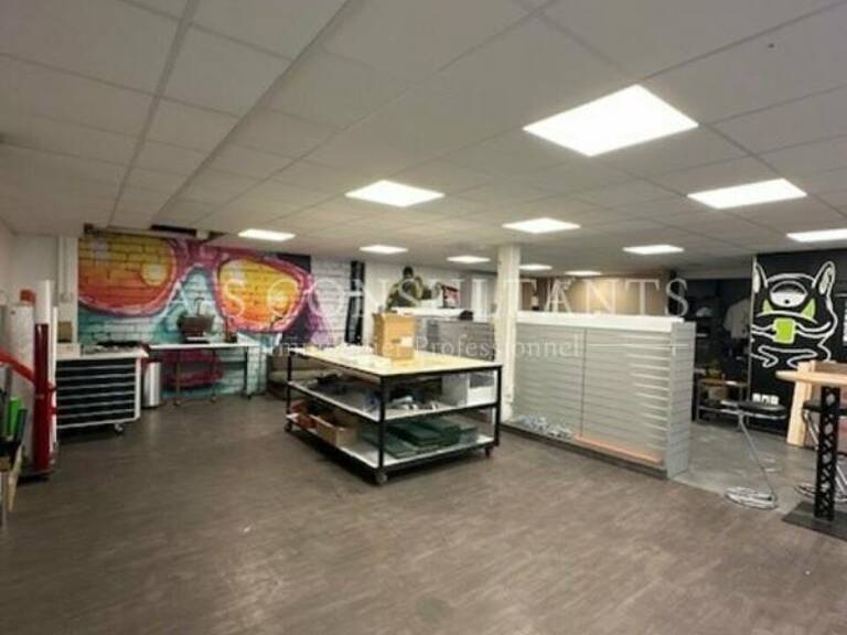 ENTREPOT AVEC BUREAUX A LOUER — photo 1