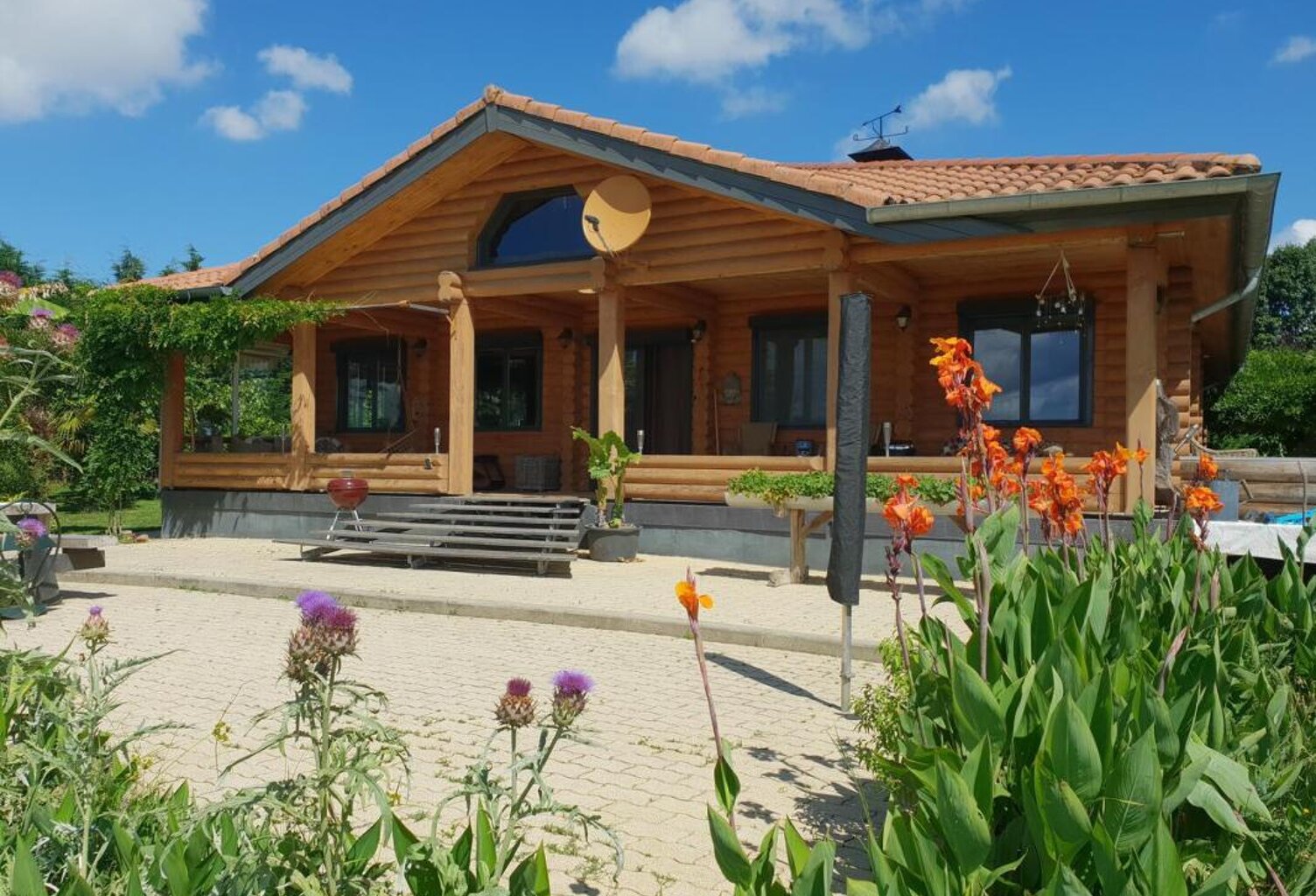À vendre, proche de Trie-sur-Baïse (Gers) - Charmant chalet de plain-pied avec sauna, abris voitures, atelier, jardin paysager. Vue imprenable sur la campagne et les montagnes, à proximité de la ville — photo 1