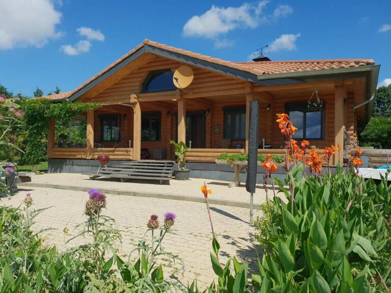À vendre, proche de Trie-sur-Baïse (Gers) - Charmant chalet de plain-pied avec sauna, abris voitures, atelier, jardin paysager. Vue imprenable sur la campagne et les montagnes, à proximité de la ville — photo 1