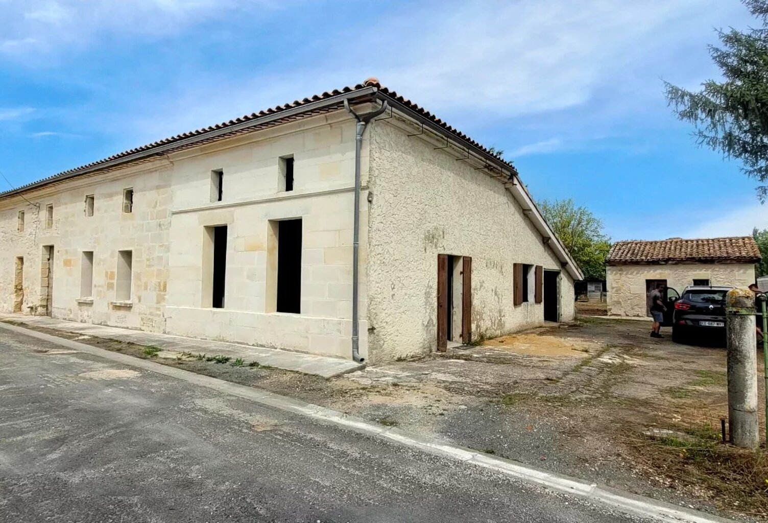 33230 LAGORCE - PROPRIETE A RENOVER - 225M² HABITABLES ET 1600 M² TERRAIN — photo 1