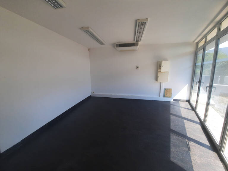 Local commercial ou professionnel RDC + Exterieur — photo 1