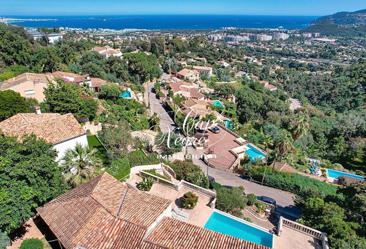 VILLA D'EXCEPTION DE 285M² VUE MER À VENDRE À MANDELIEU LA NAPOU — photo 1