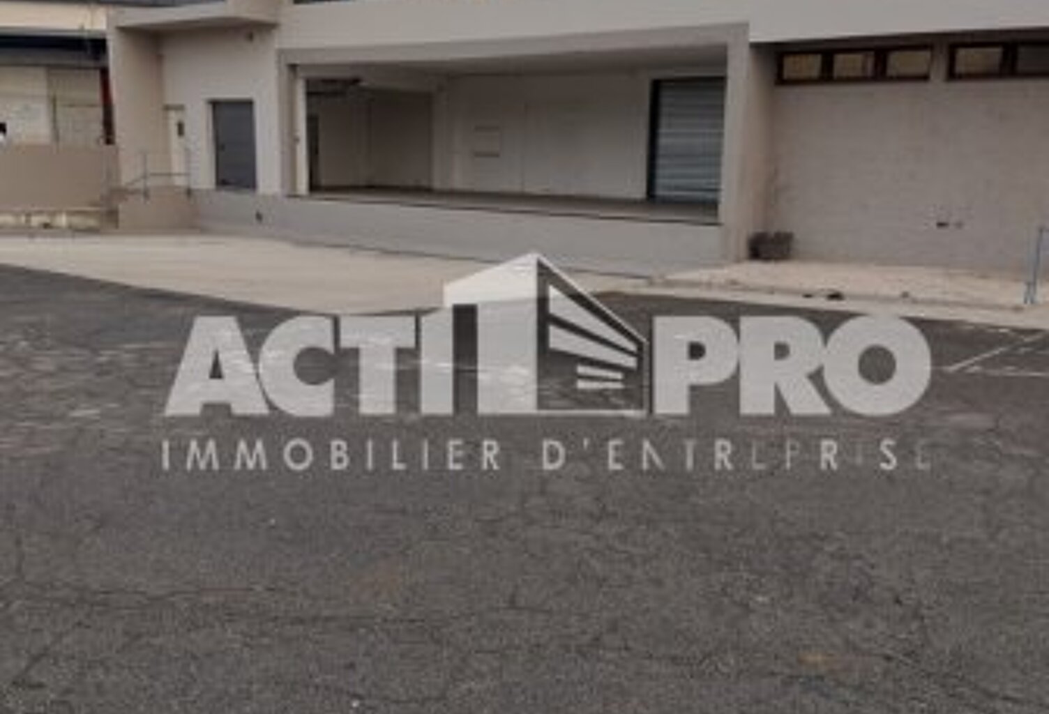 Entrepot à louer — photo 1