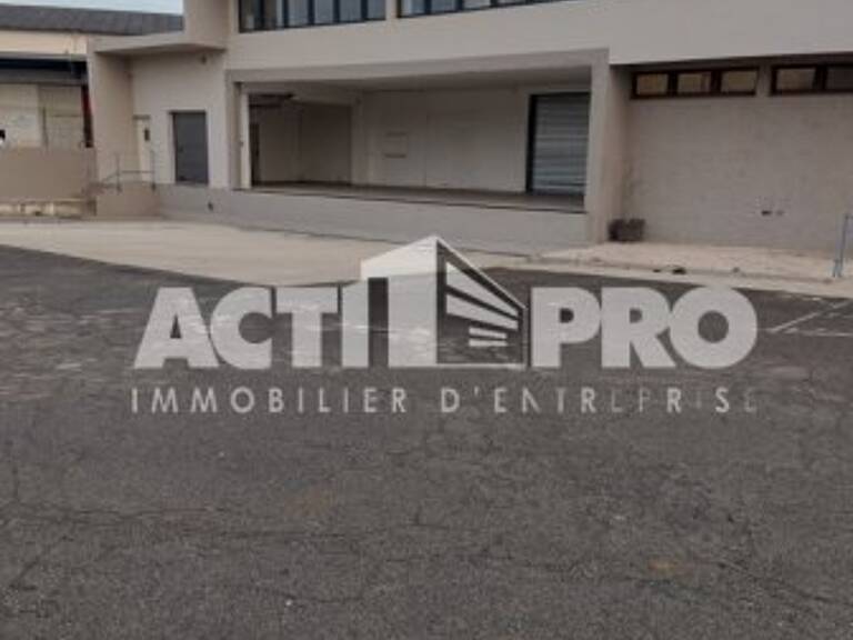 Entrepot à louer — photo 1