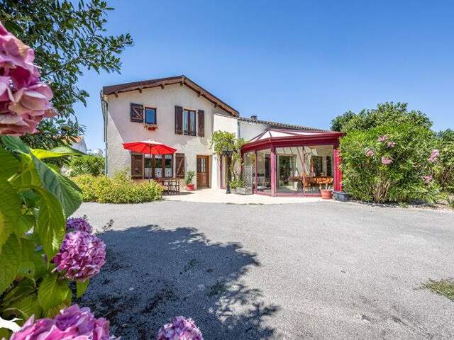 Maison en pierre de 7 pièces principales — photo du bien
