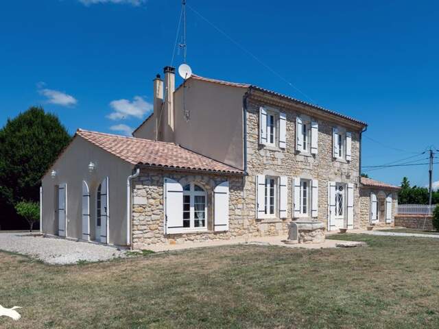 Maison en pierre de 8 pièces principales — photo du bien