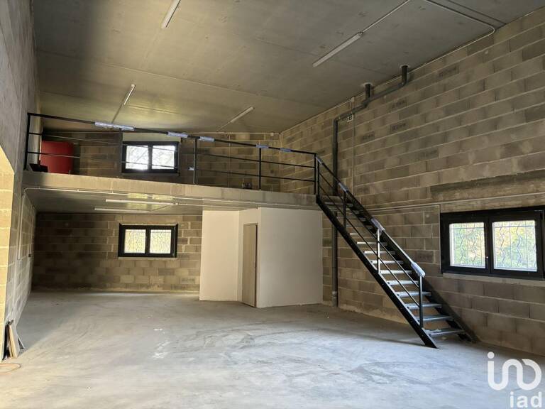 Location Local d'activités 143 m&sup2; — photo 1