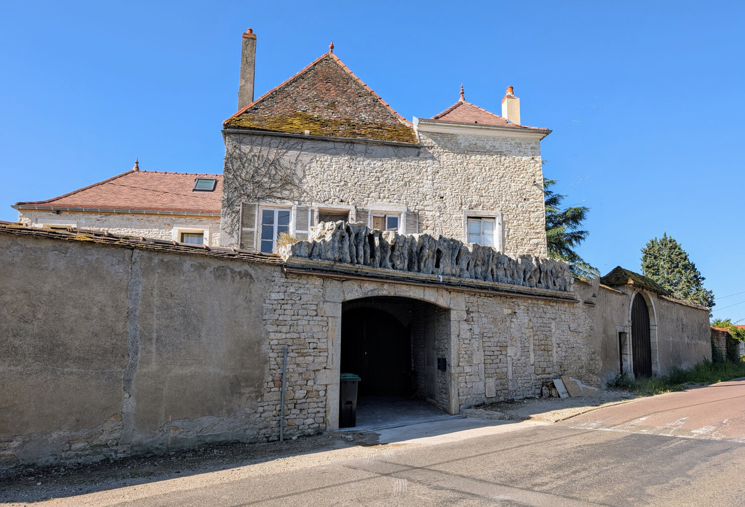 Maison de caractère à rénover avec terrasse et double garage — photo 1