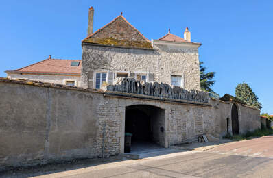 Maison de caractère à rénover avec terrasse et double garage — photo du bien