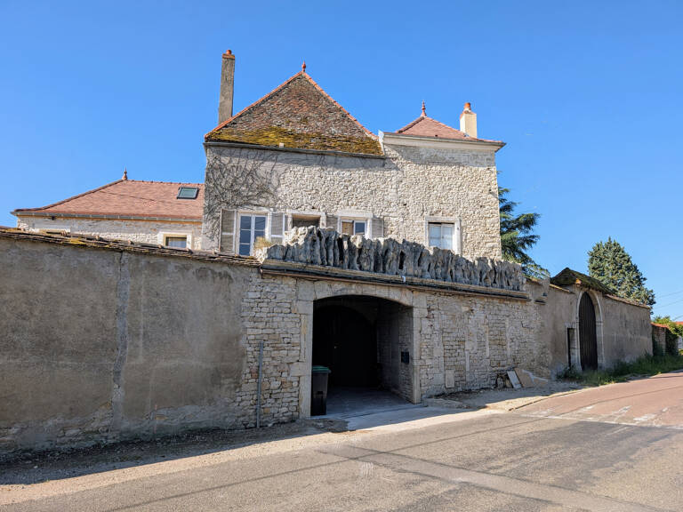 Maison de caractère à rénover avec terrasse et double garage — photo 1