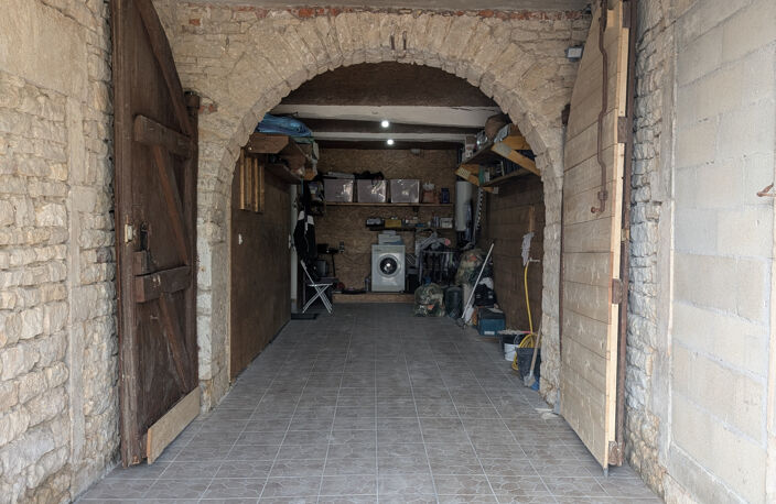 Maison de caractère à rénover avec terrasse et double garage — photo 2