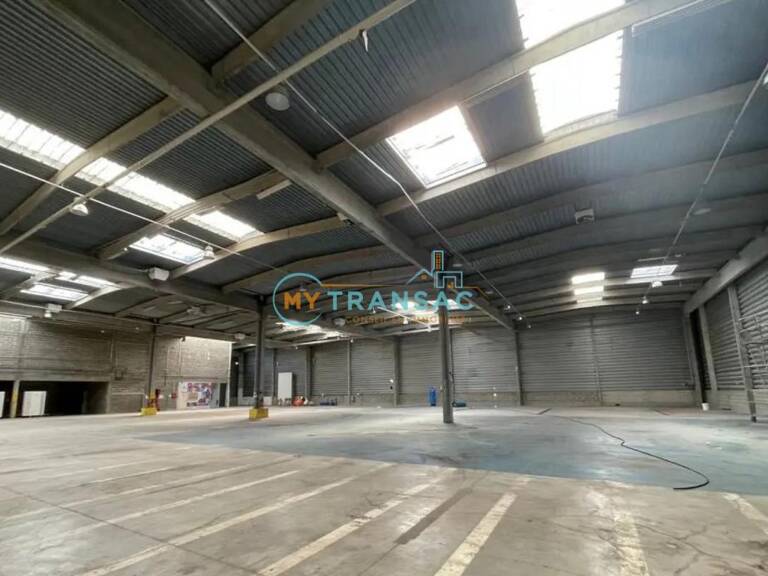 A Louer Entrepôt de 4 990m² à Sucy — photo 1