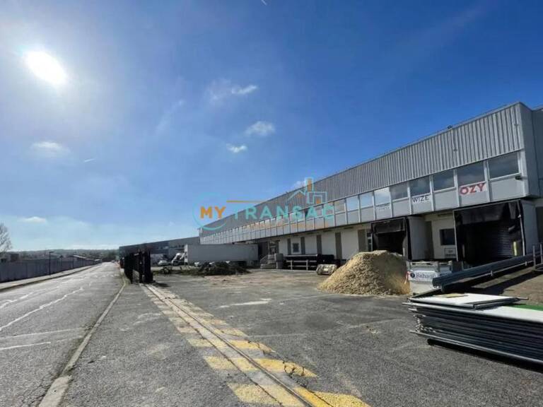 A LOUER ZI DU MARAIS SUCY locaux de 5 473m² et 4 990m² — photo 1