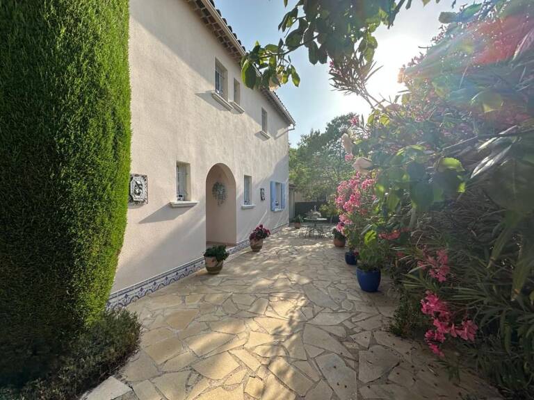 Maison À Vendre à Six Fours les plages, secteur résidentiel — photo 1