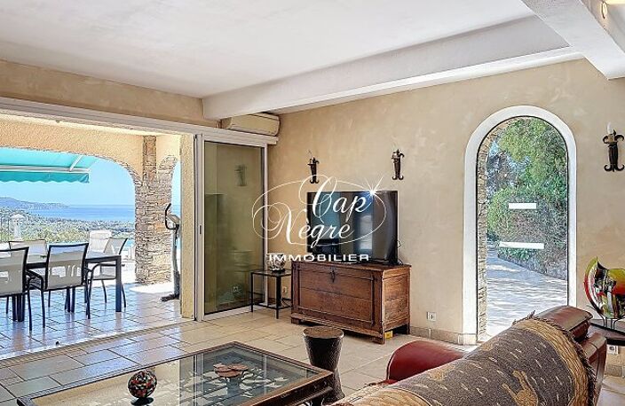 VILLA PROVENÇALE DE CARACTÈRE VUE MER À VENDRE À CAVALAIRE SUR M — photo 3